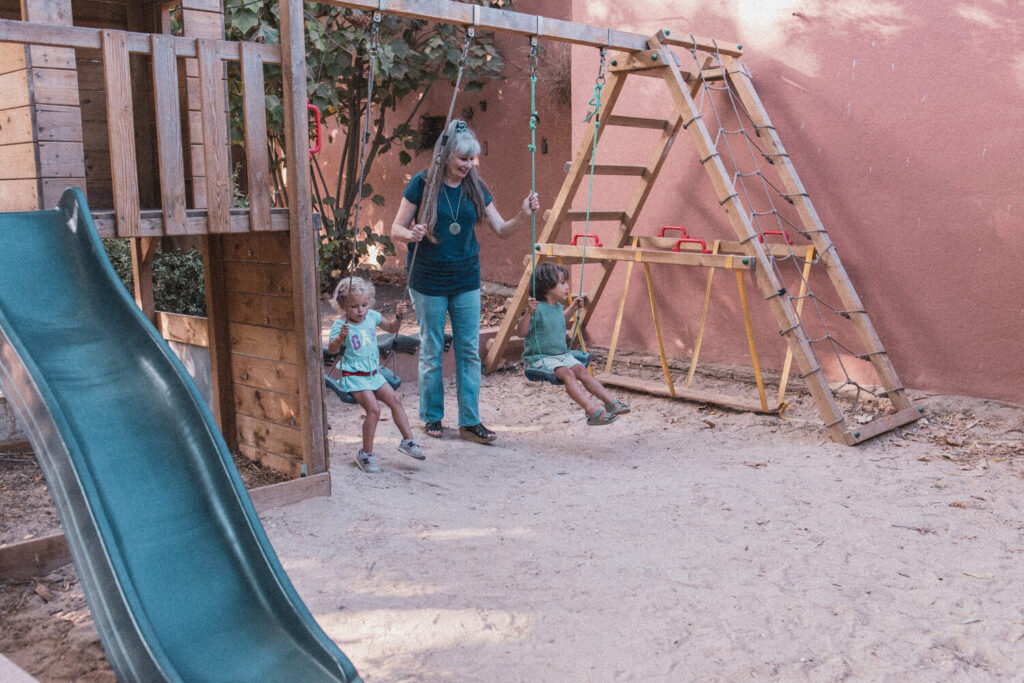 Crianças a brincar em um Parque Infantil ao ar livre