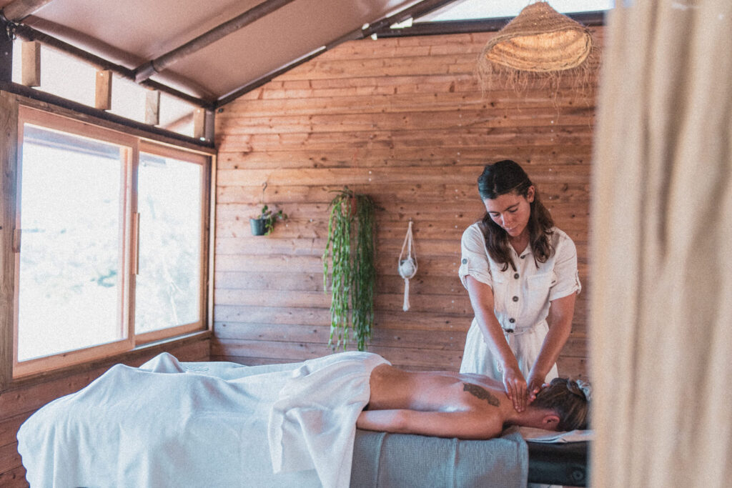 Massagista a fazer uma massagem no pescoço de uma mulher