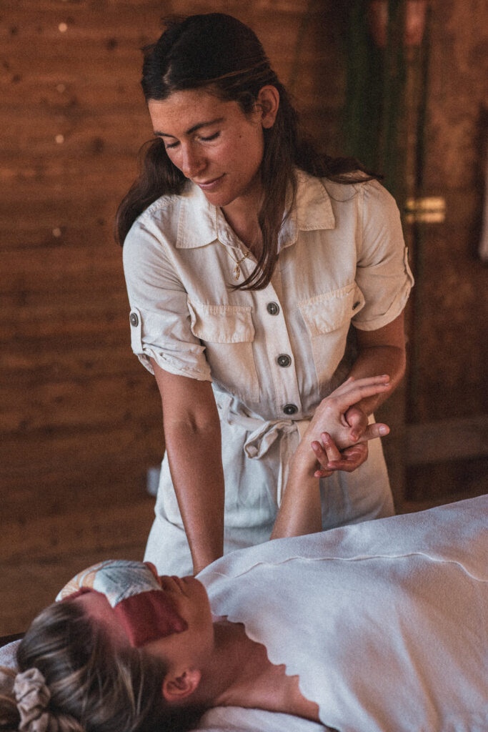 Massagista a fazer uma massagem na mão de uma mulher
