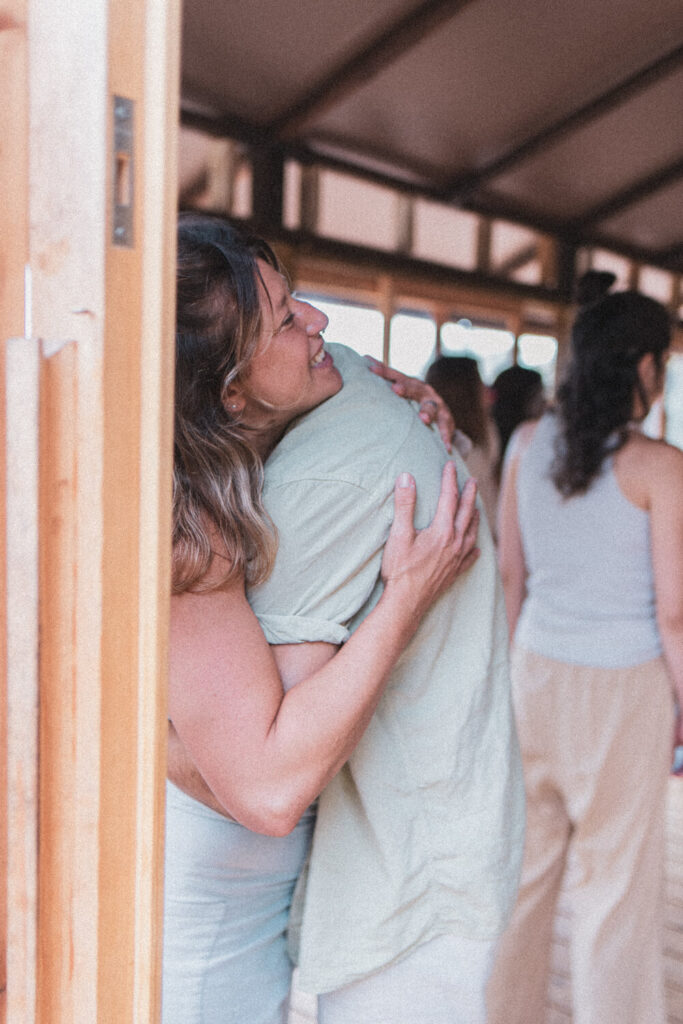 Pessoas a abraçarem-se durante a meditação