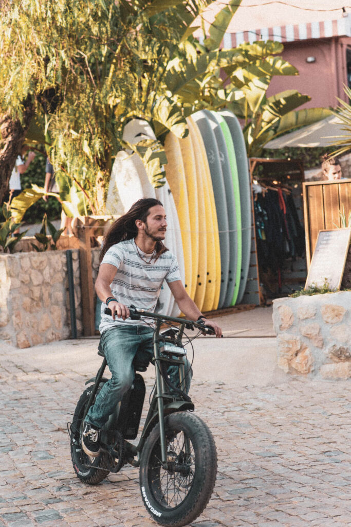 Homem a andar de bicicleta pelo Salema.
