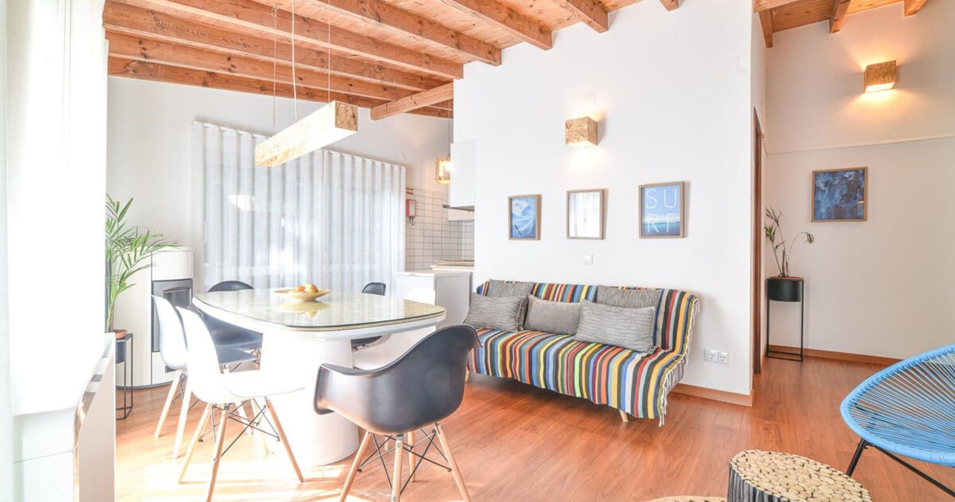 Sala com sofá, mesa de refeições de um apartamento