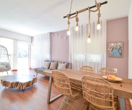 Sala de um apartamento, com sofá, mesa e cadeiras