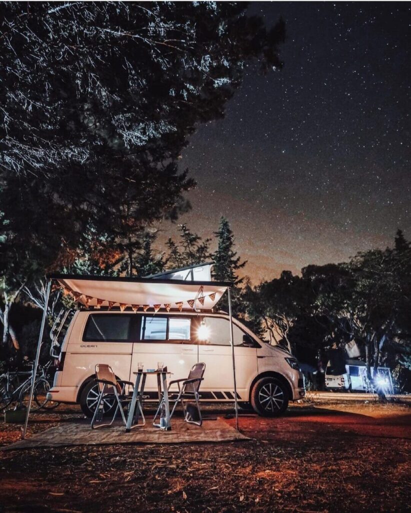 Foto de uma carrinha dentro do Salema Eco Camp a noite