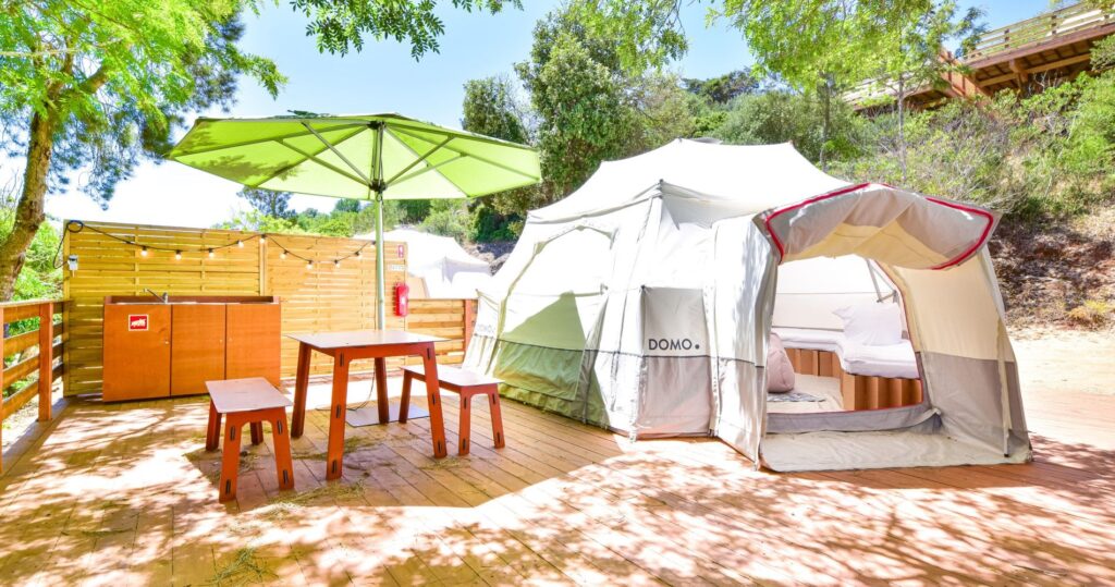 Exterior da cabana Domo, com mesa de piquenique num deck.