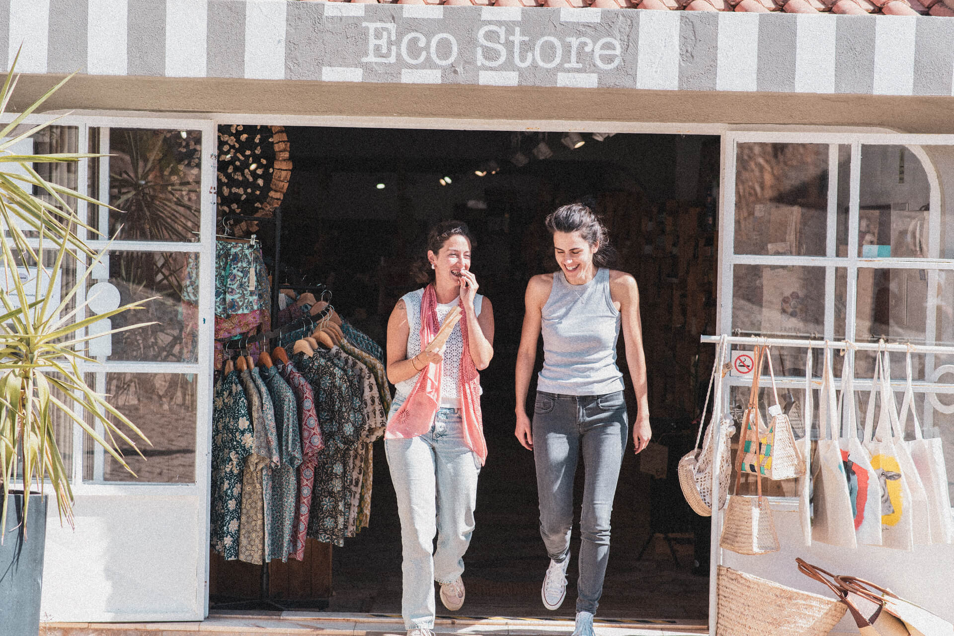 Pessoas sorrindo em frente a Eco Store