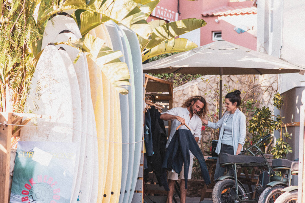 Pessoas a ver roupas de surf