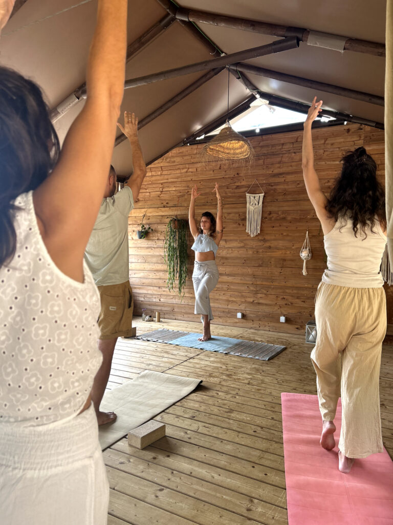 Pessoas a fazer uma aula de yoga.