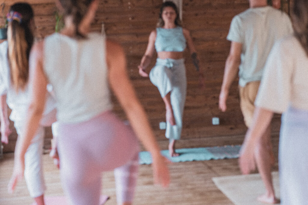 Pessoas a fazer uma aula de yoga.